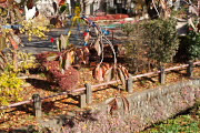 秋、赤色が鮮やかな園内 - 元横山公園