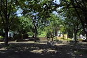 夏の久保山公園入口広場
