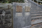 平和の像階段下の展示 - 富士森公園