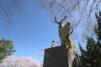 平和の像(春)2 - 富士森公園