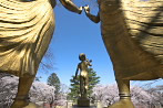 平和の像の後ろから - 富士森公園