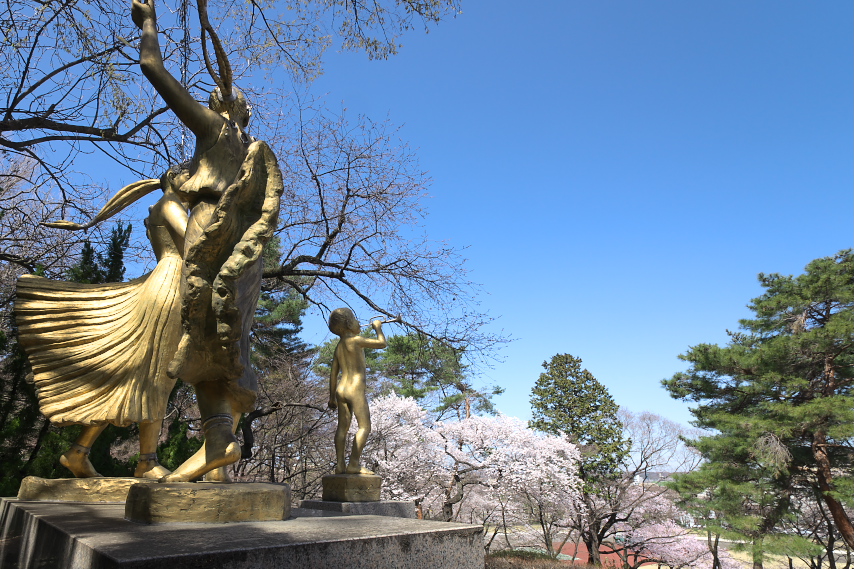 平和の像(春) - 富士森公園