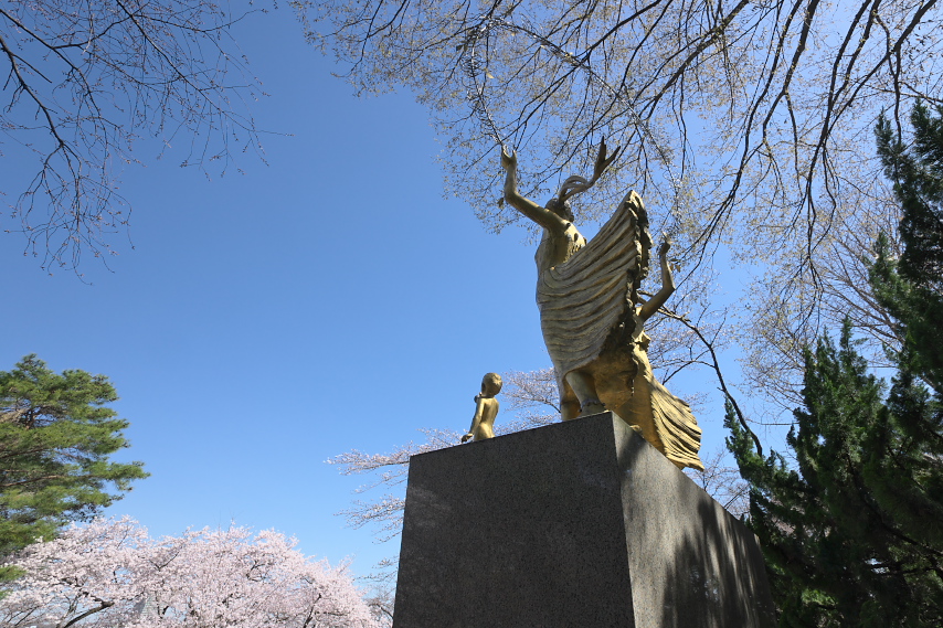 平和の像(春)2 - 富士森公園