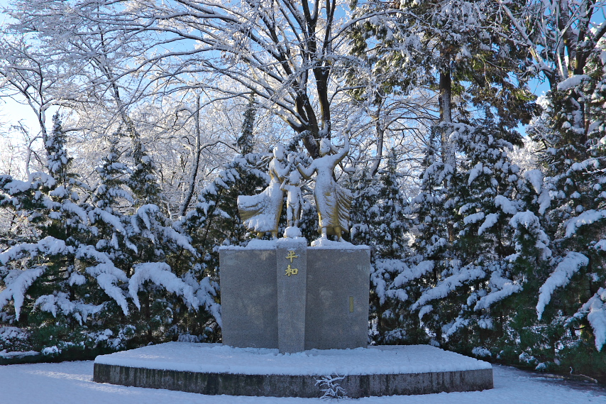 平和の像、雪 - 富士森公園