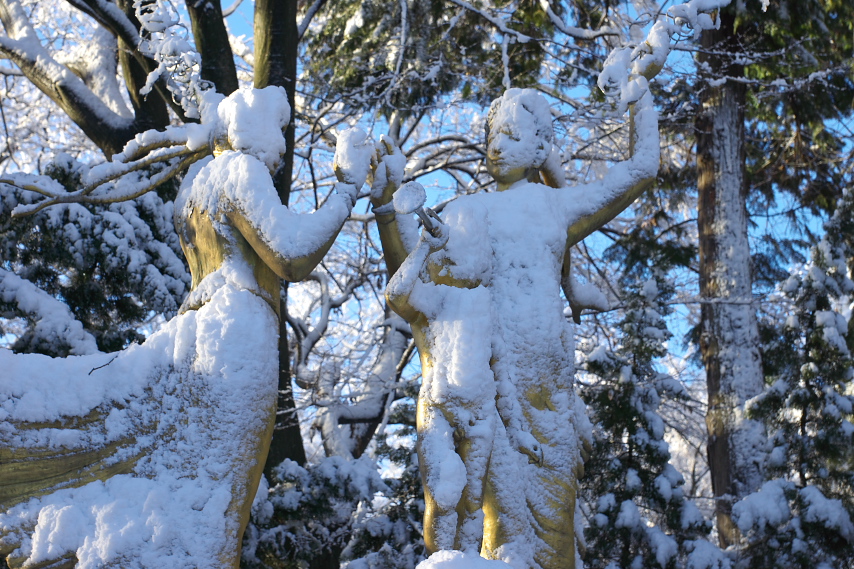 雪が積もった平和の像 - 富士森公園