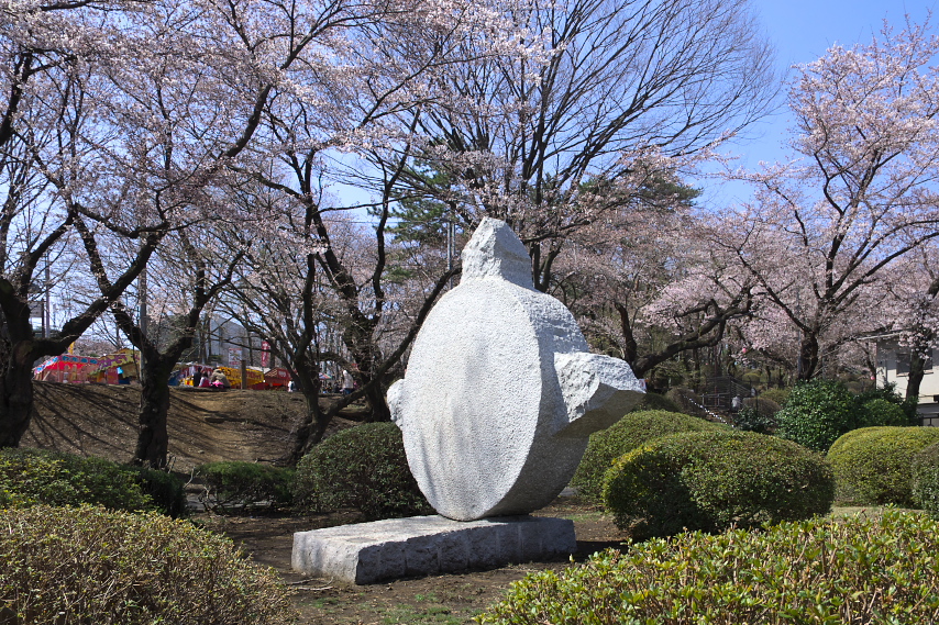 桜まつりと彫刻「風祭」(小林亮介) - 富士森公園