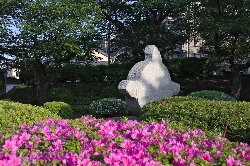 ツツジと彫刻「風祭 / The Wind Festival」 - 富士森公園