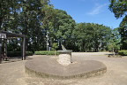 日時計、夏の広場と欅林 - 横川下原公園