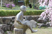 彫刻「春休み」と水車小屋 - 片倉城跡公園