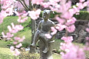 枝垂桜越しに彫刻「春休み」 - 片倉城跡公園