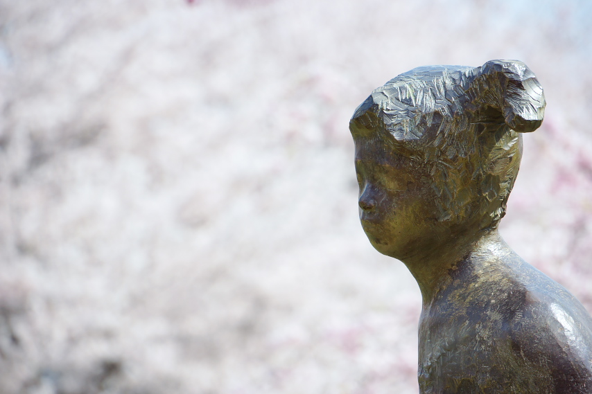 春の彫刻「春休み」 - 片倉城跡公園