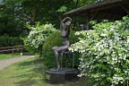 ウツギと彫刻「長い髪」 - 片倉城跡公園