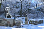 雪の日の西望自刻像と浦島−長寿の舞 - 片倉城跡公園