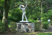 夏、彫刻「浦島−長寿の舞」と「西望自刻像」 - 片倉城跡公園