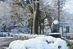 積雪の日、彫刻「貌」 - 片倉城跡公園