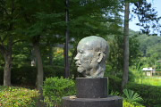 夏、彫刻「貌(ぼう)」 - 片倉城跡公園
