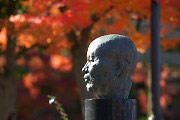 紅葉と彫刻「貌」 - 片倉城跡公園