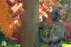 紅葉と彫刻「希望」2 - 片倉城跡公園