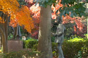 紅葉と彫刻「希望」 - 片倉城跡公園