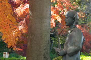 紅葉と彫刻「希望」2 - 片倉城跡公園