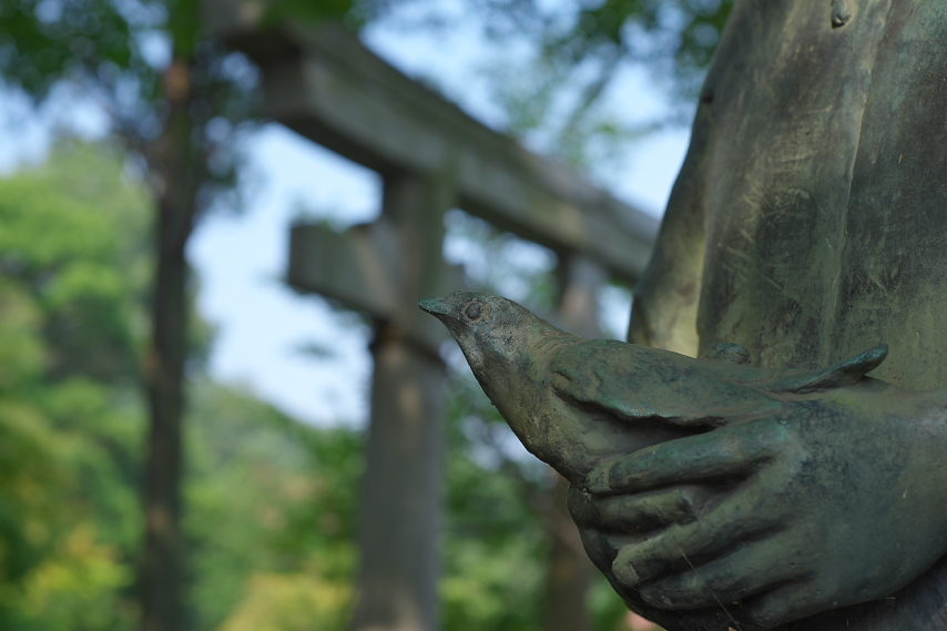 彫刻「希望」のツグミ - 片倉城跡公園