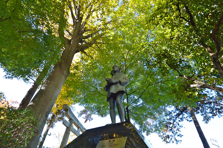 黄葉と彫刻「希望」 - 片倉城跡公園