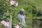 彫刻「酔っぱらい」、西洋石楠花が咲いた頃 - 片倉城跡公園