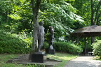 山法師と彫刻「酔っぱらい」と「ダナエ」2 - 片倉城跡公園