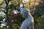 秋、彫刻「酔っぱらい」 - 片倉城跡公園