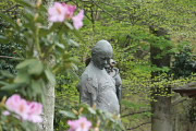 彫刻「酔っぱらい」、西洋石楠花が咲いた頃 - 片倉城跡公園