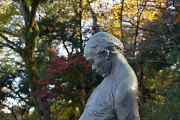 秋、彫刻「酔っぱらい」 - 片倉城跡公園