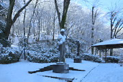 雪、彫刻「酔っぱらい」 - 片倉城跡公園