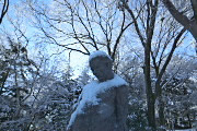 雪、彫刻「酔っぱらい」2 - 片倉城跡公園