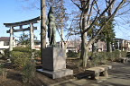 彫刻「春風」、早春の頃 - 片倉城跡公園