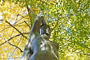 黄葉と彫刻「春風」 - 片倉城跡公園