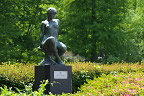 五月と彫刻「独」 - 片倉城跡公園