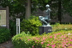 五月と彫刻「独」2 - 片倉城跡公園
