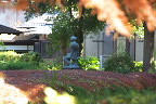 紅葉時期の彫刻「独」 - 片倉城跡公園