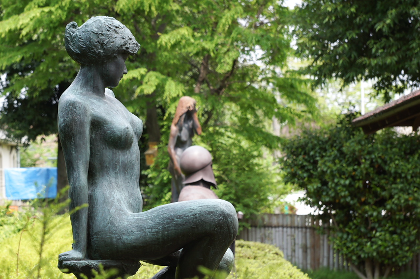 彫刻「独」、「アテネの戦士」、「春を感じて」 - 片倉城跡公園
