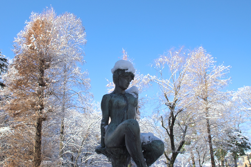 雪、彫刻「独」 - 片倉城跡公園