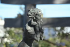 彫刻「早く来ないかなあ」宮瀬富之 作 - 片倉城跡公園