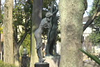 彫刻「早く来ないかなあ」を横から - 片倉城跡公園