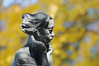 黄葉、彫刻「早く来ないかなあ」 - 片倉城跡公園
