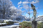 雪、彫刻「早く来ないかなあ」 - 片倉城跡公園