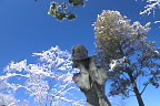 雪、彫刻「早く来ないかなあ」2 - 片倉城跡公園