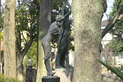 彫刻「早く来ないかなあ」を横から - 片倉城跡公園