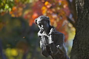 紅葉、彫刻「早く来ないかなあ」 - 片倉城跡公園