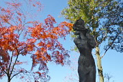 紅葉、彫刻「早く来ないかなあ」2 - 片倉城跡公園