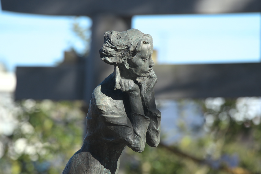 彫刻「早く来ないかなあ」宮瀬富之 作 - 片倉城跡公園