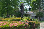 五月と彫刻「春を感じて」 - 片倉城跡公園
